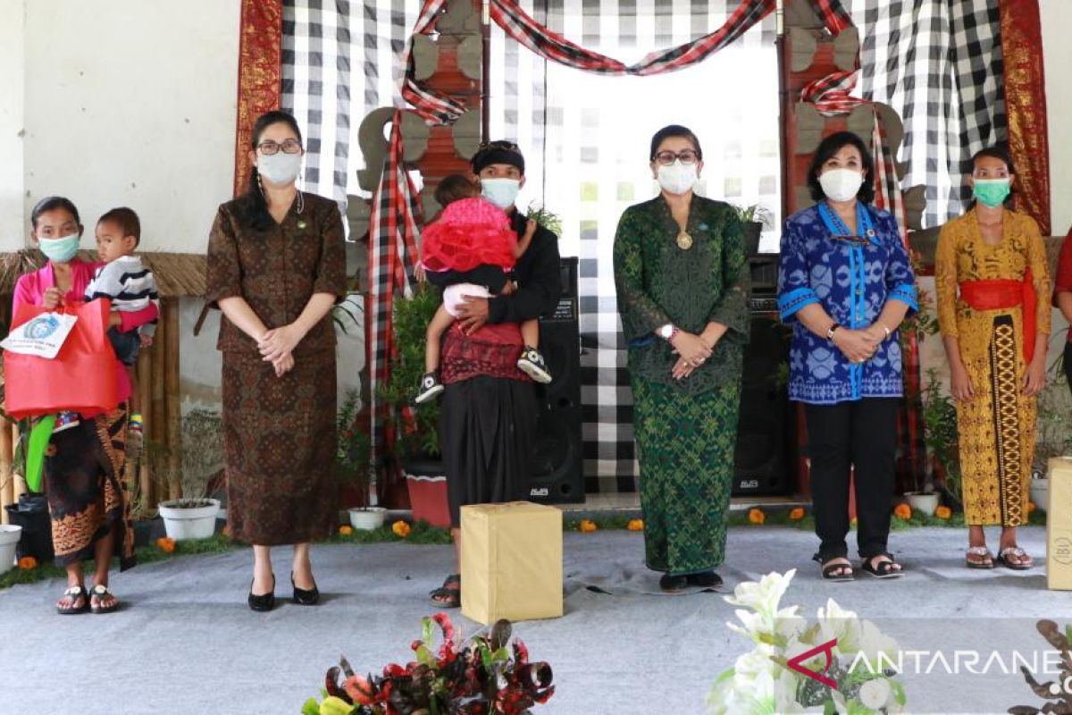 Ketua PKK Bali bantu balita kurang gizi dan ibu hamil di Tabanan