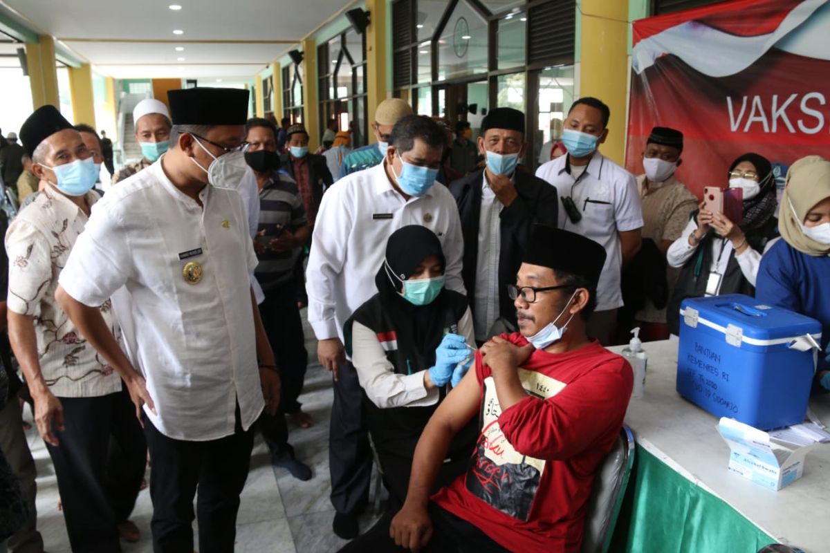 Ribuan ulama dan imam  masjid di Sidoarjo ikuti vaksinasi COVID-19