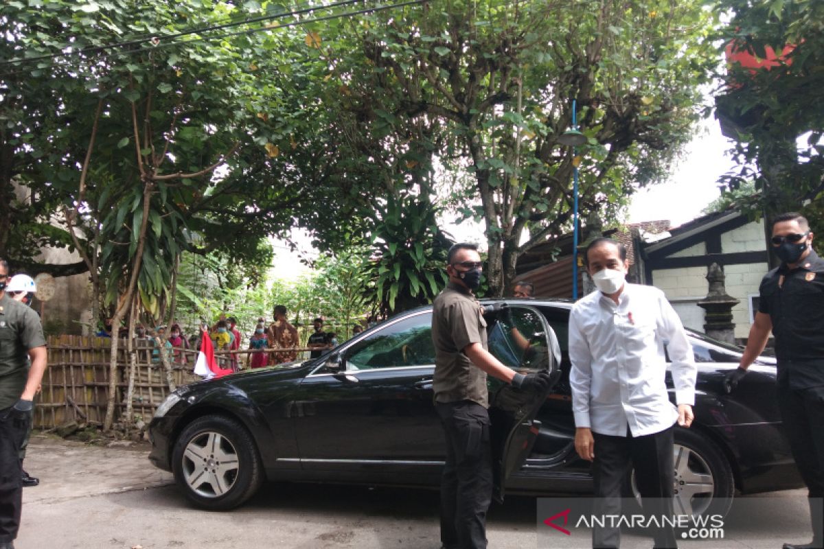Presiden Jokowi tinjau pelaksanaan vaksinasi seniman dan budayawan Yogyakarta