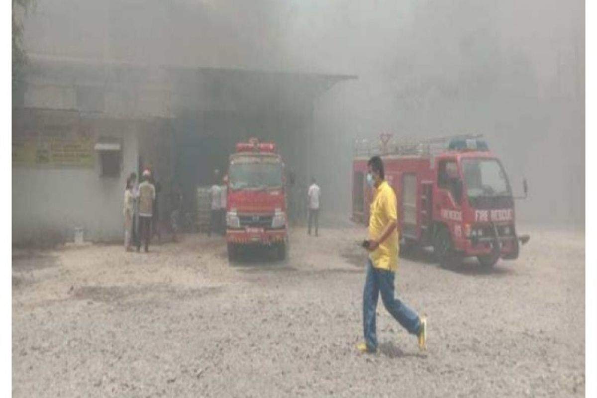 Gudang serbuk kayu terbakar