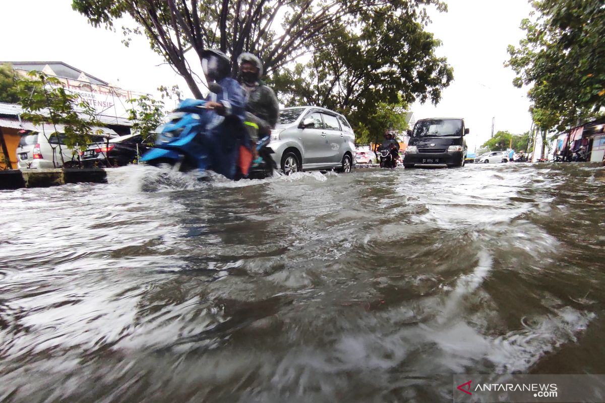 Makassar dikepung banjir wali kota instruksikan siaga bencana banjir