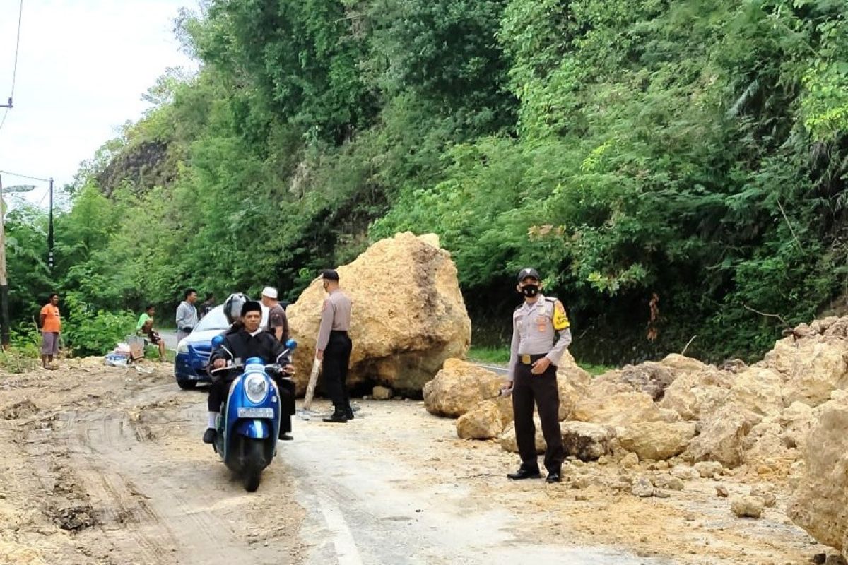 Jalur trans Sulawesi di Kabupaten Majene tertimbun longsor