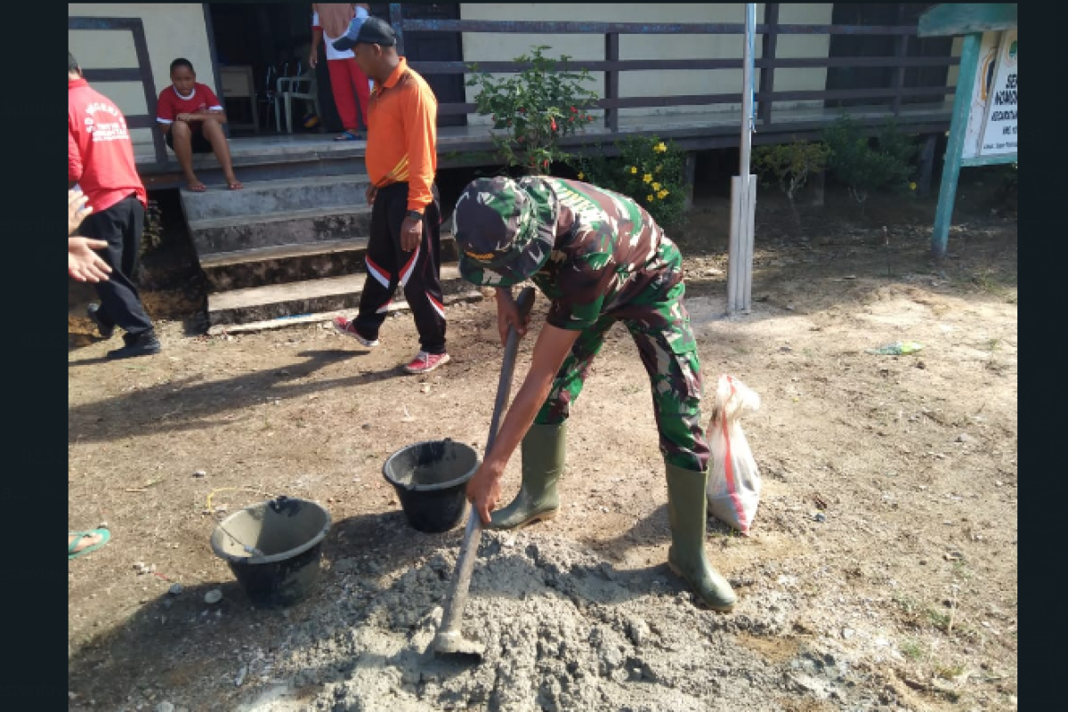 Satgas TMMD Kodim 1206/PSB bantu warga mengecor tempat sampah