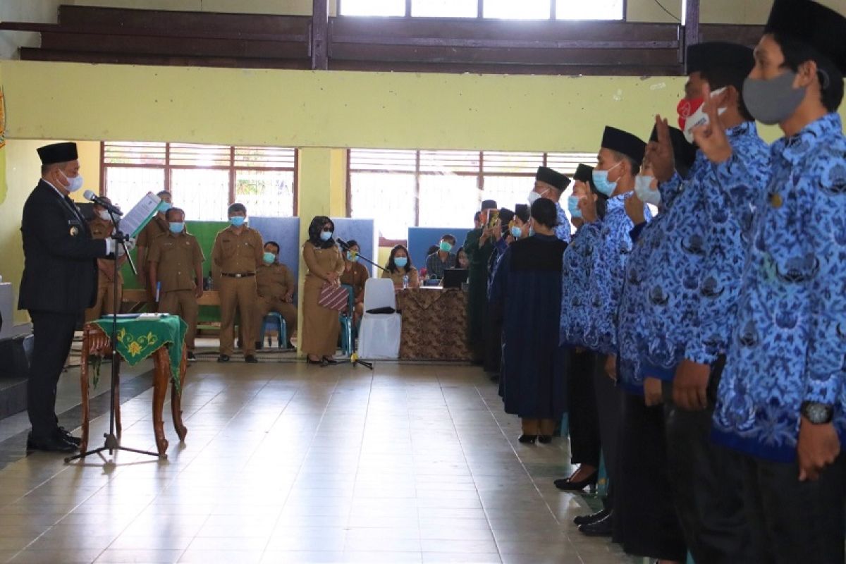 Bupati Dairi lantik dan serahkan 253 SK PNS Formasi Tahun 2018