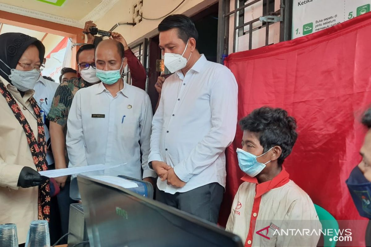 Menteri Sosial tinjau perekaman e-KTP warga Suku Anak Dalam di Jambi