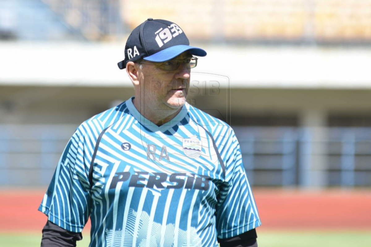 Pelatih Persib sebut proses latihan belum sentuh taktik