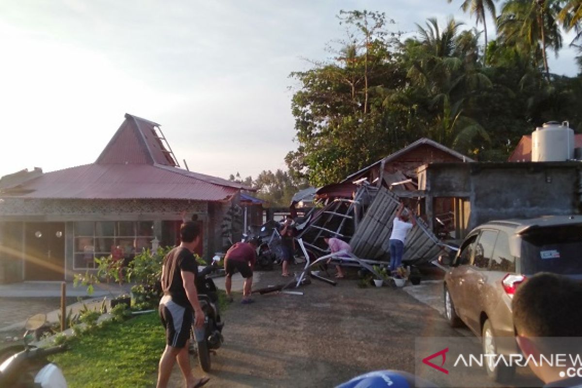 Puluhan rumah di Gunungsitoli rusak dilanda puting  beliung