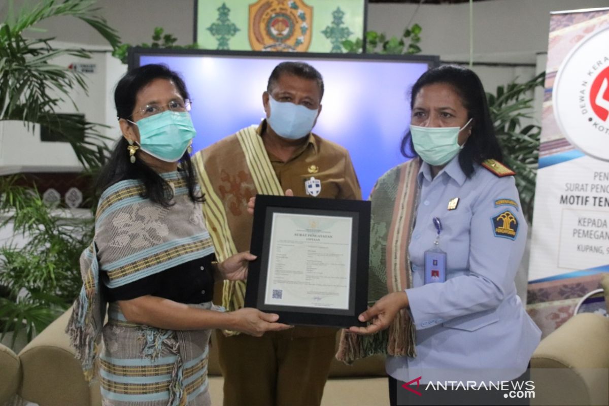 Tenun ikat motif sepe Kota Kupang mendapat sertifikat HKI
