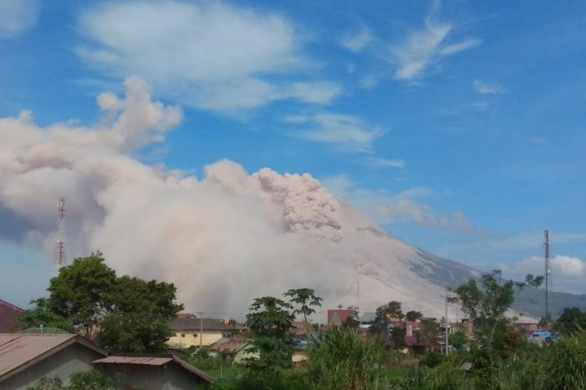 Mt Sinabung erupts twice, hot clouds spread over 3,000 m