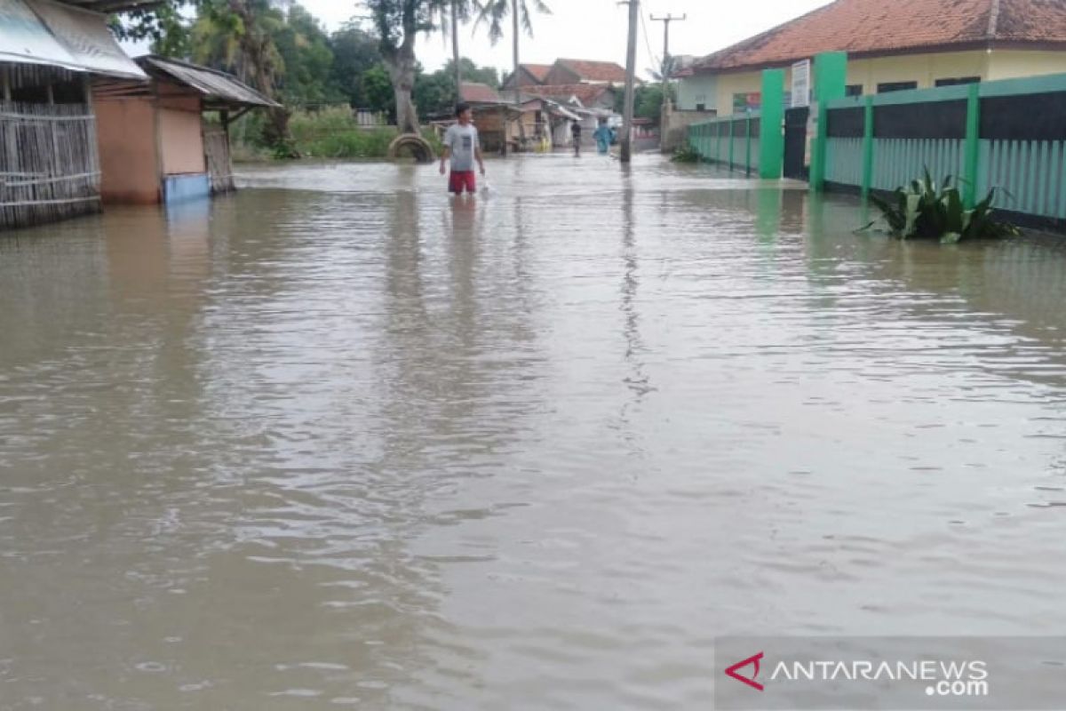 Banjir masih genangi tiga desa di Kabupaten Bekasi (video)