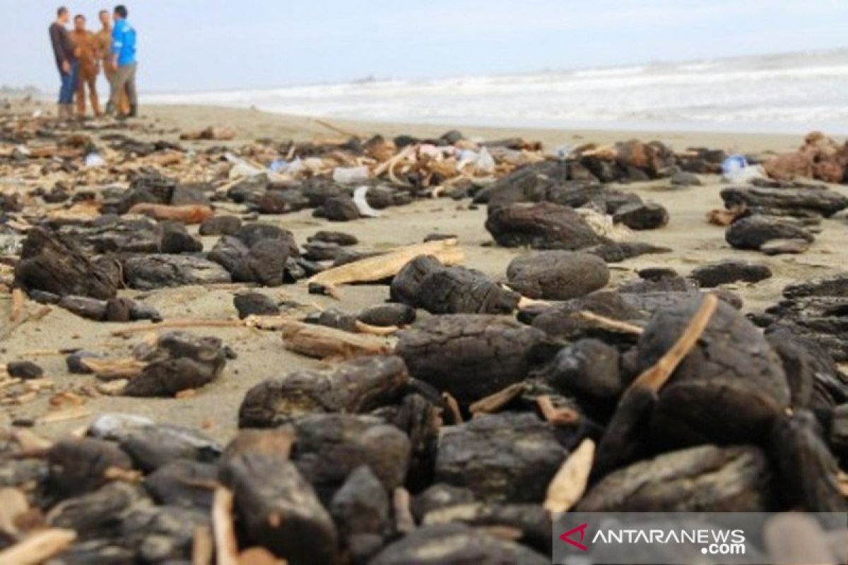 Tumpahan batu bara di laut Aceh Barat akibat terbalik kapal tongkang