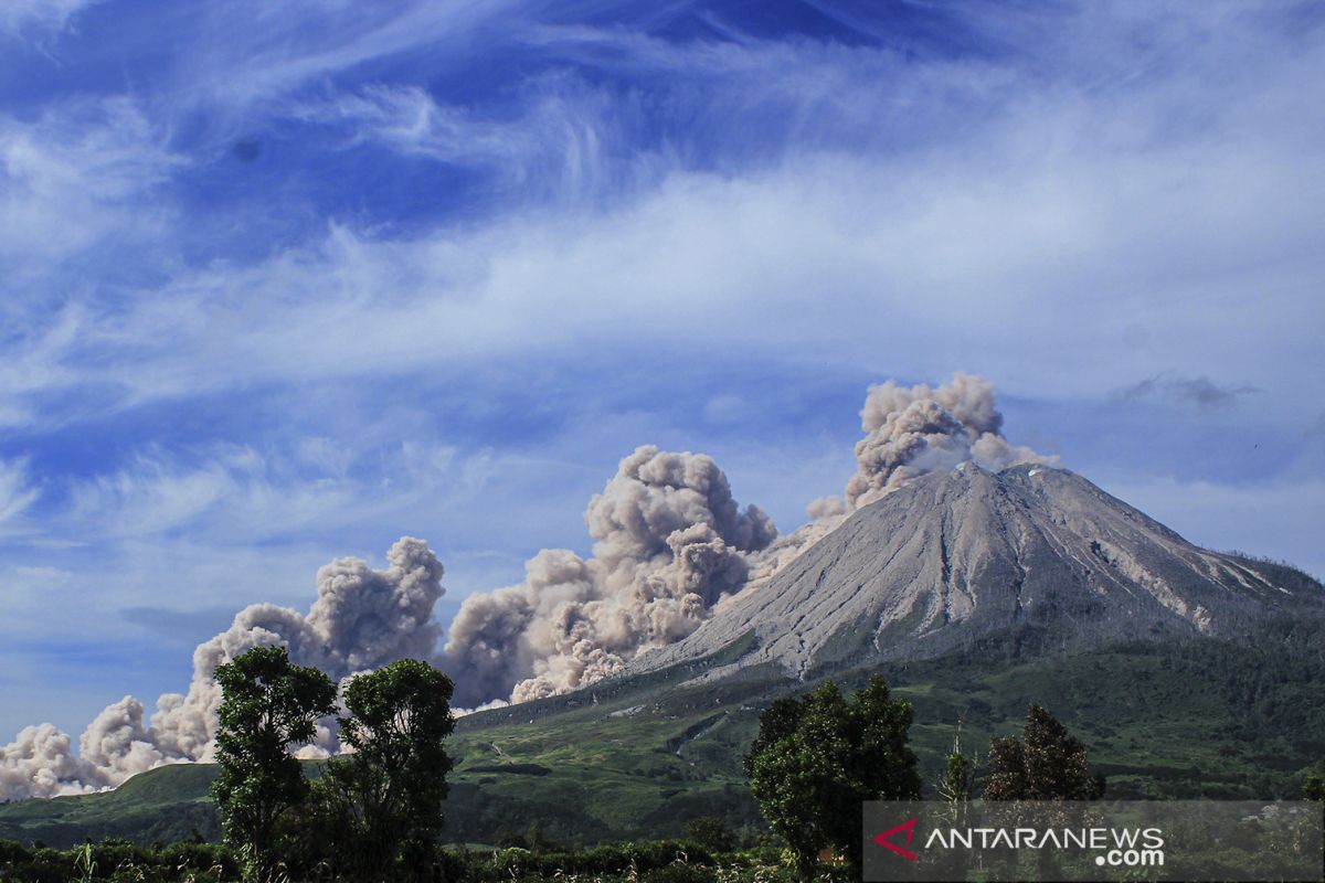 Gunung Sinabung erupsi  luncurkan awan panas 1.000 meter