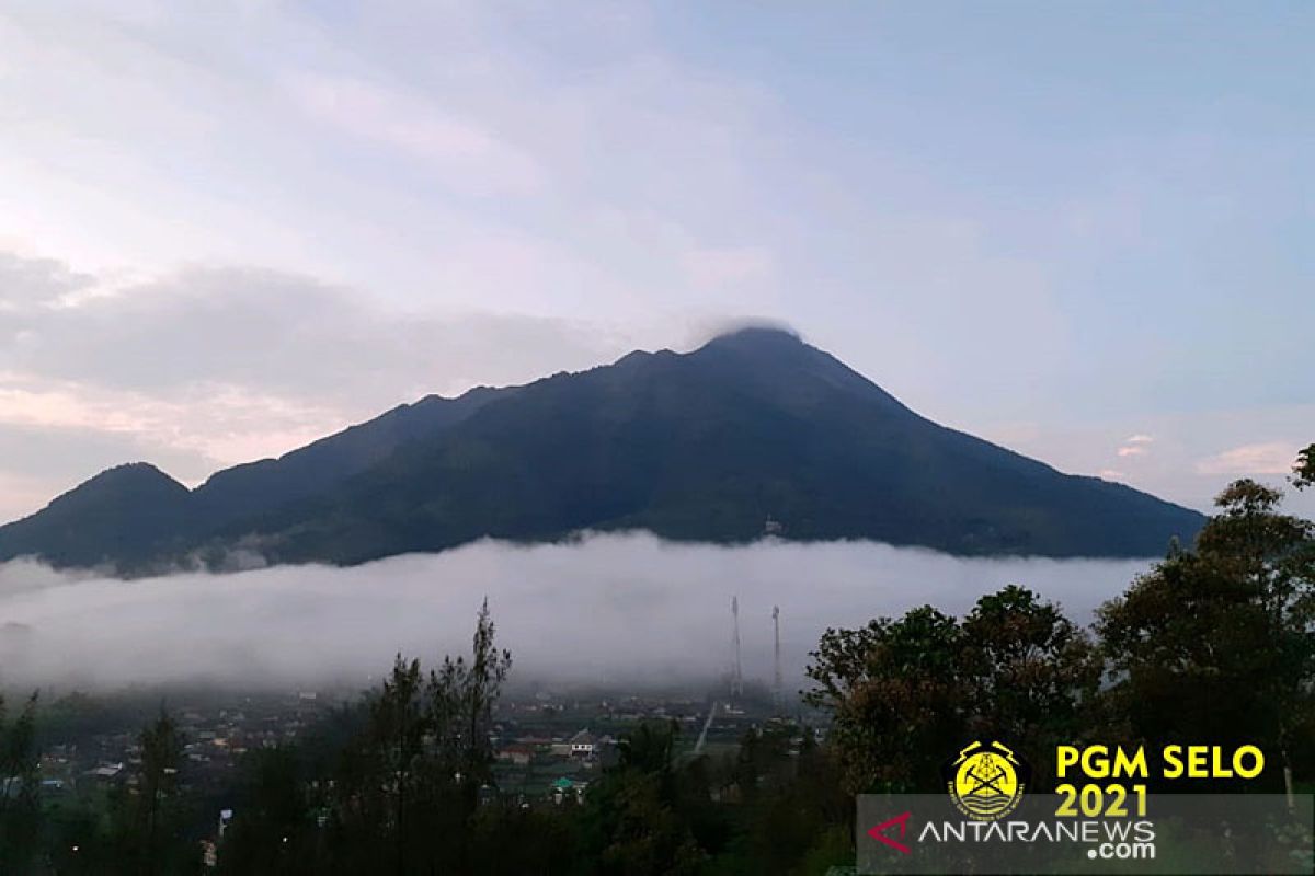 Gunung Merapi luncurkan guguran awan panas sejauh 1,2 km