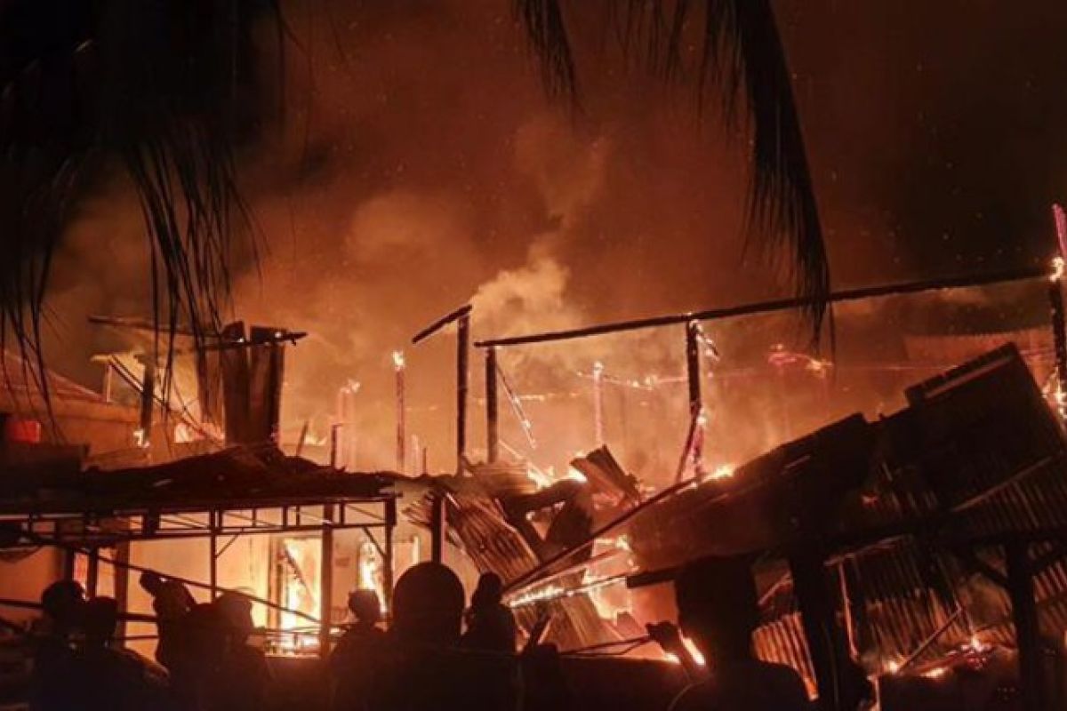 Sebanyak lima rumah warga di Mamuju dilalap api