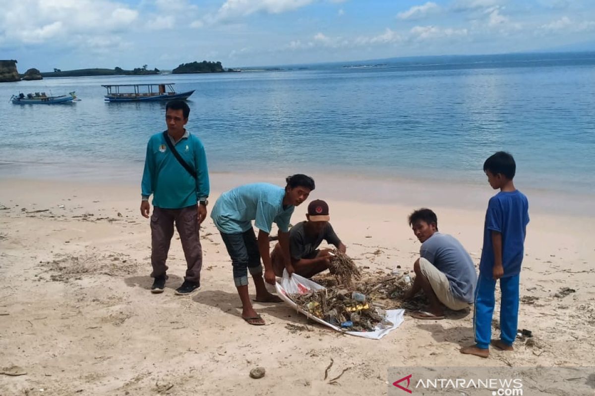 Sampah berserakan di Pantai Pink Lombok Timur dibersihkan