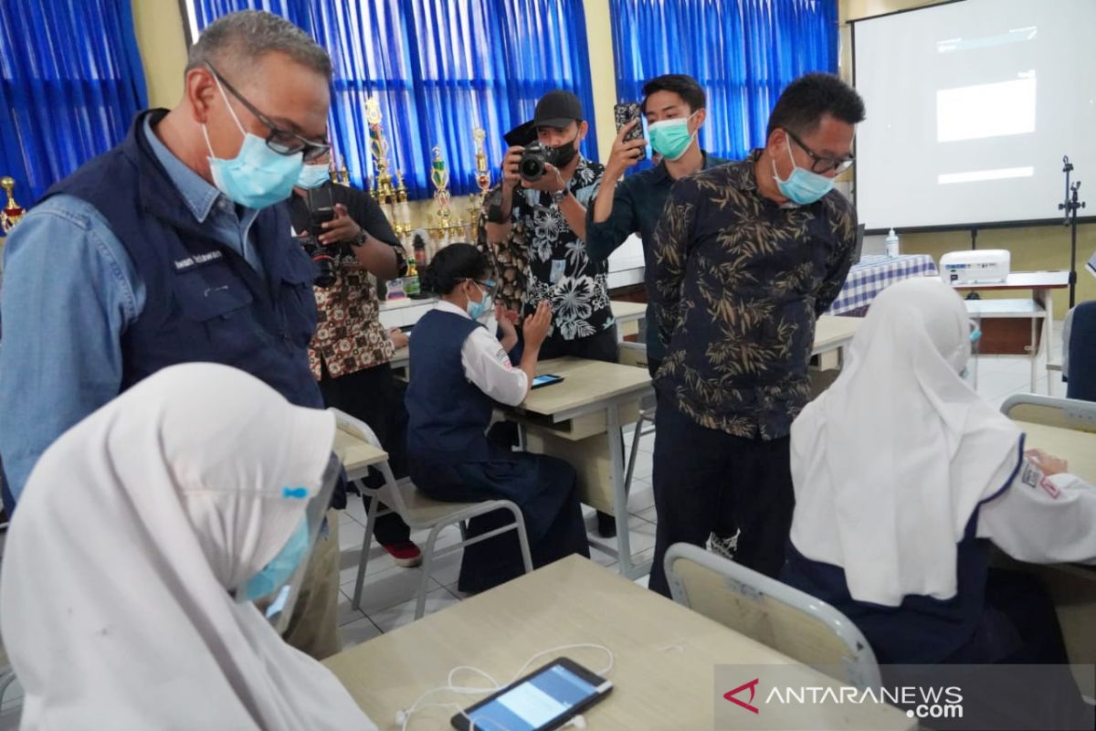 Wabup Bogor gandeng PGN bagi-bagi tablet untuk dukung kegiatan belajar