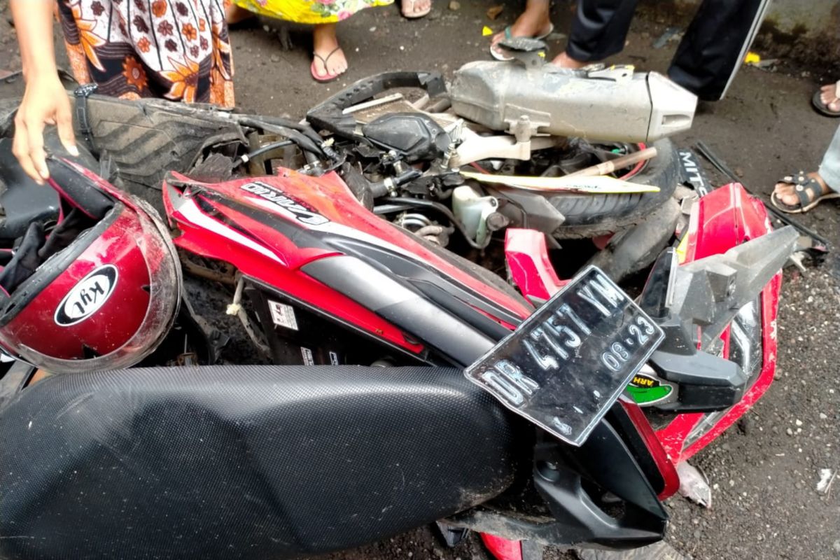 Satu mahasiswa meninggal satu dirawat intensif, sepeda motor vs dump truk di jalan Sakra-Rumbuk Lotim
