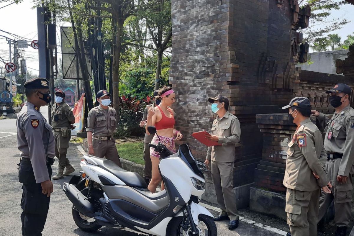 367 WNA di Bali didenda karena langgar prokes