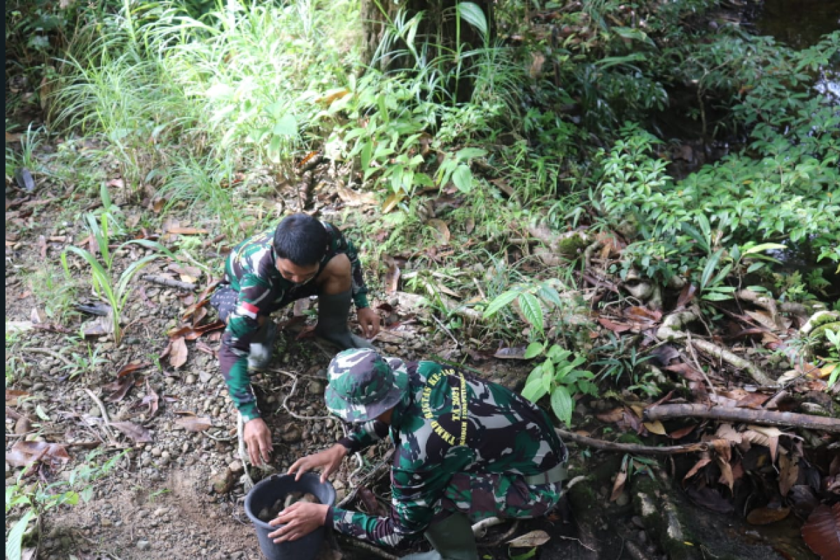 Satgas TMMD Kodim 1206/PSB bersama warga tutupi jalan berlobang