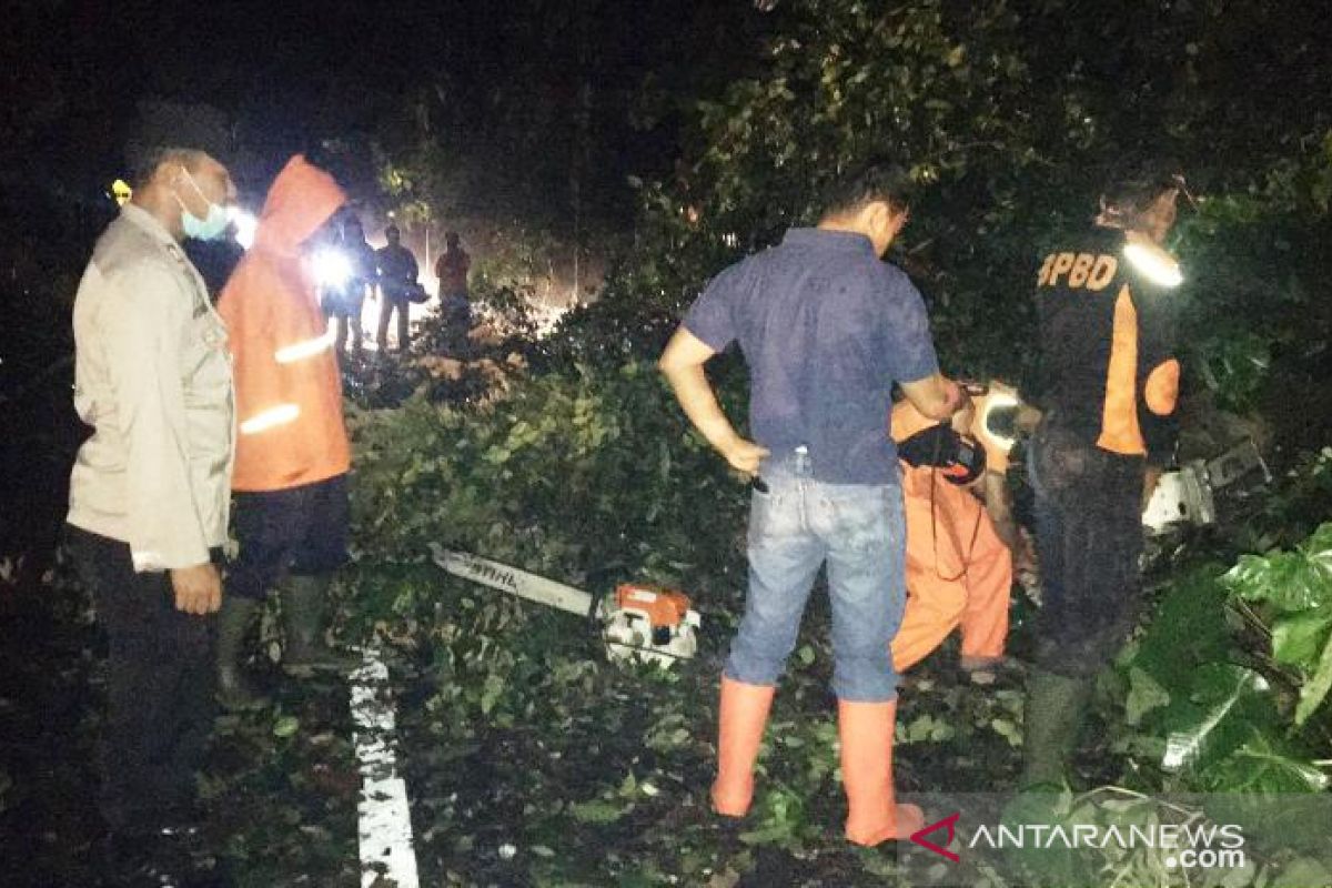 Rabu malam, dua bencana alam terjadi di Agam