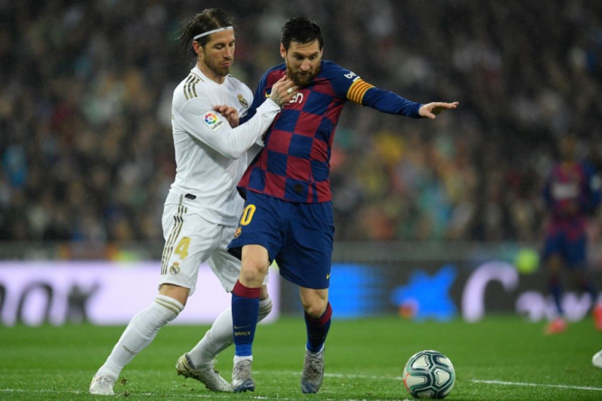 Bek Real Madrid Ramos ajak Messi tinggal di rumahnya jika gabung Madrid