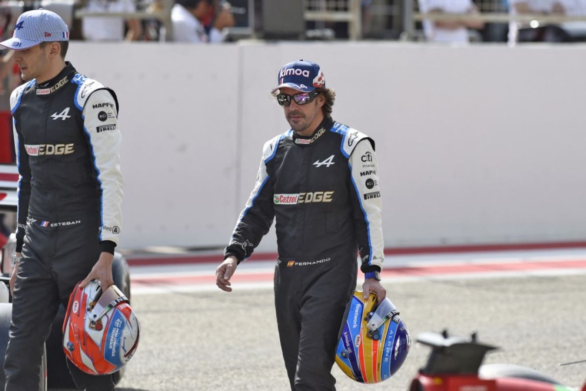 Alonso membalap dengan pelat titanium terpasang di rahang