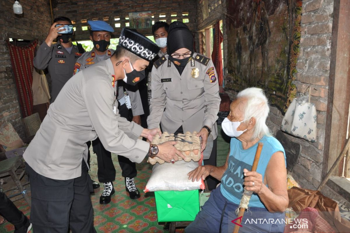 Polres Agam bagikan kebutuhan pokok bagi keluarga kurang mampu