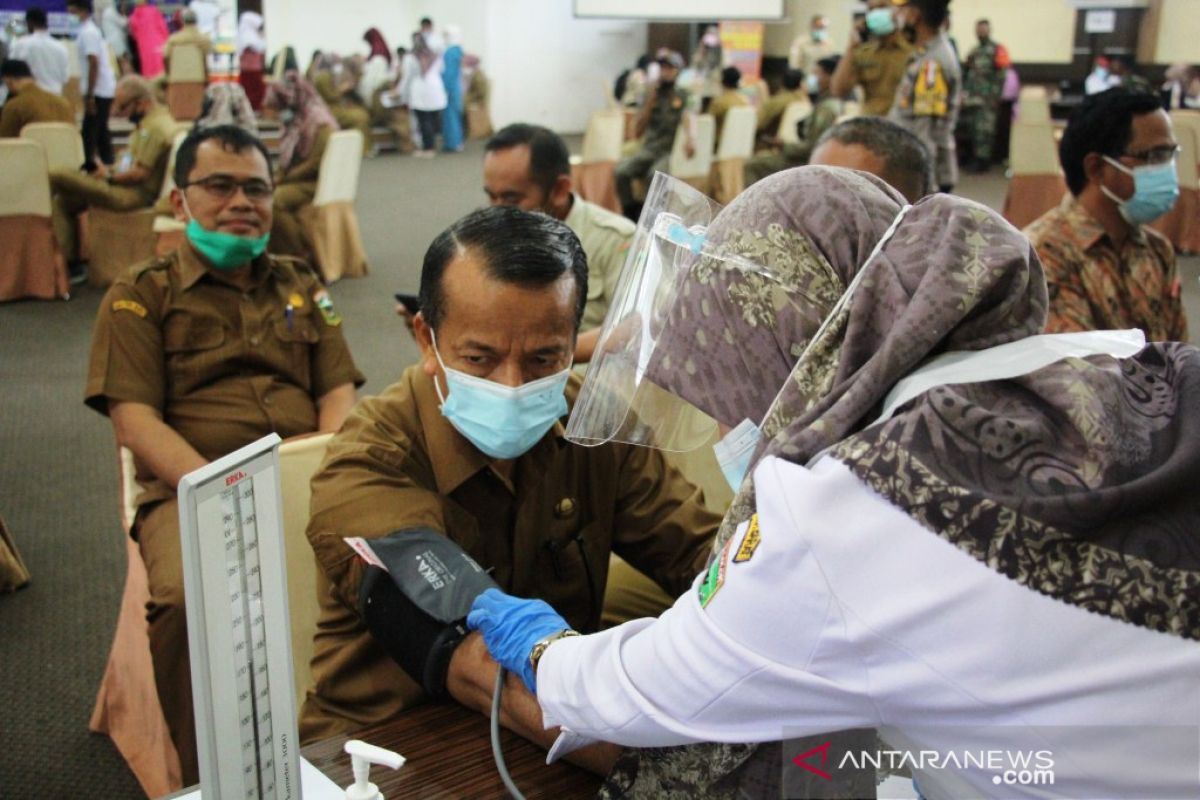 Pemkab Solok lakukan vaksinasi COVID-19 terhadap pelayan publik