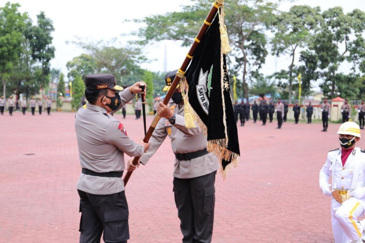 Irjen Martuani serahkan Pataka Polda Sumut ke Irjen Panca Putra