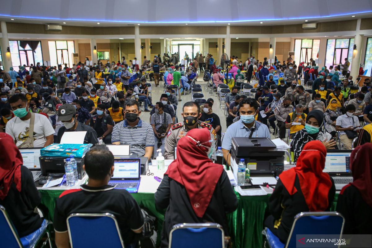 4.000 amil dan marbot Kota Tangerang ikuti vaksinasi