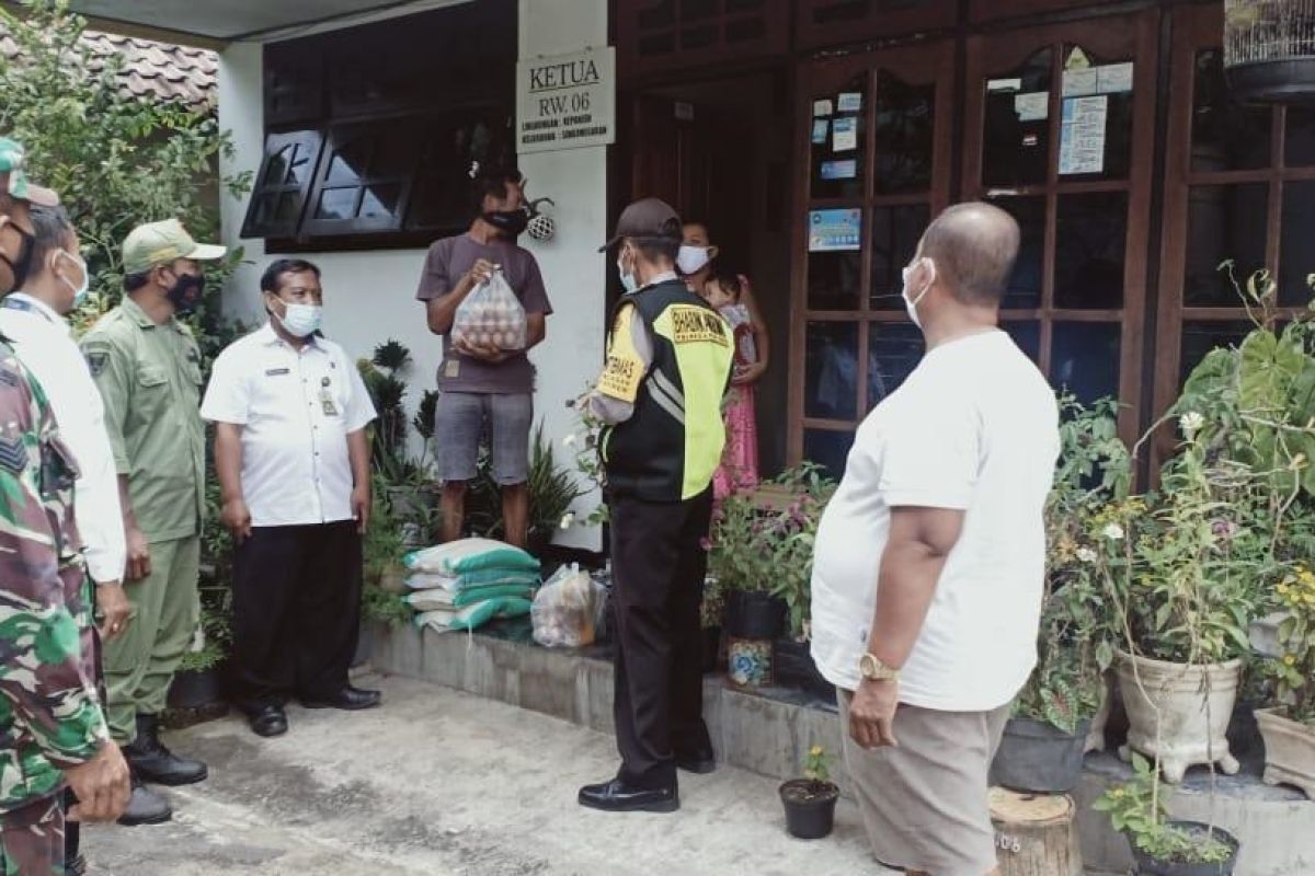 Bahan pokok untuk warga yang jalani  isolasi mandiri di Kota Kediri terus dilanjutkan