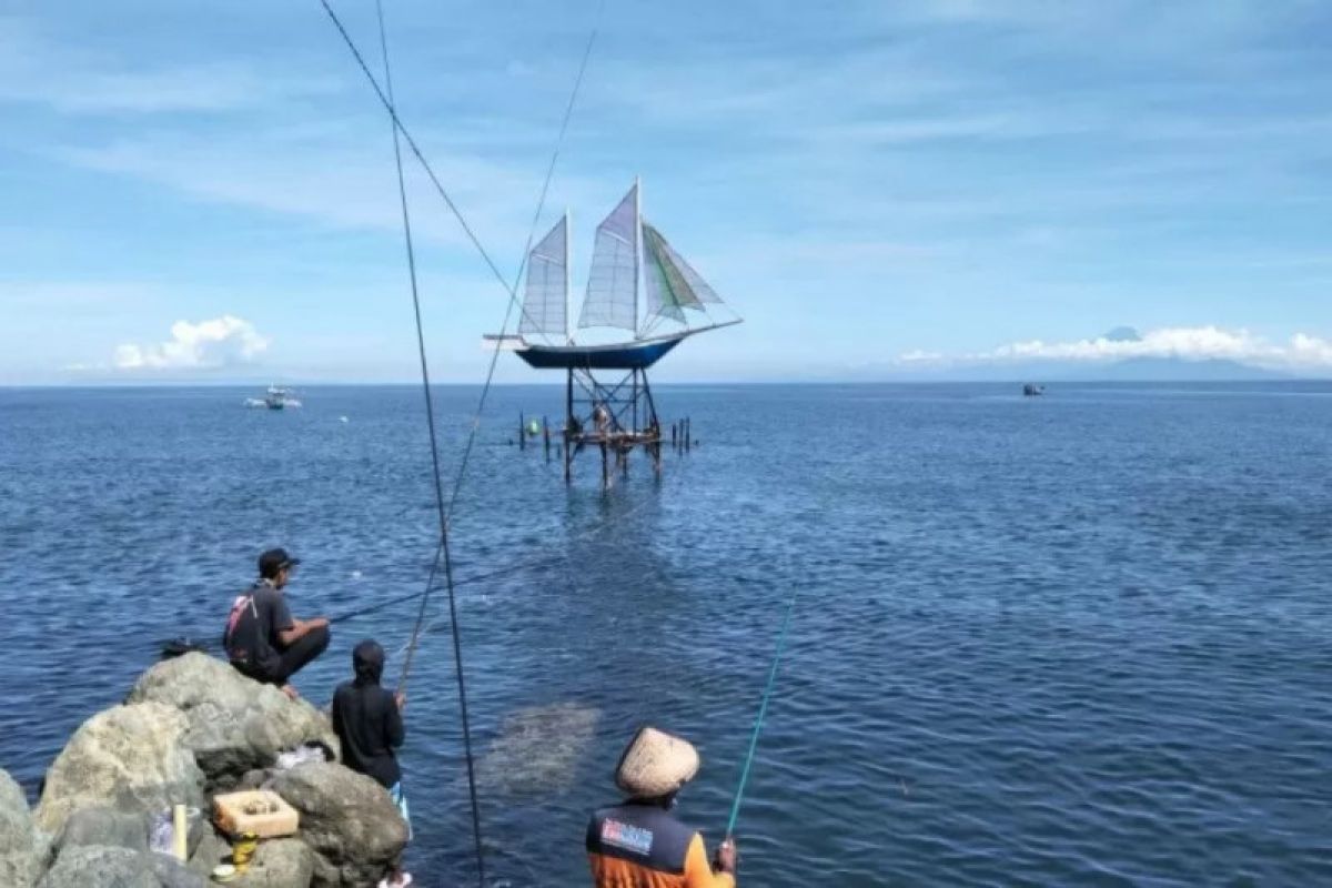 Layar terkembang Pelabuhan Ampenan