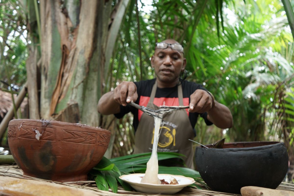 Sembilan fakta di balik papeda  dari Jungle Chef Charles Toto