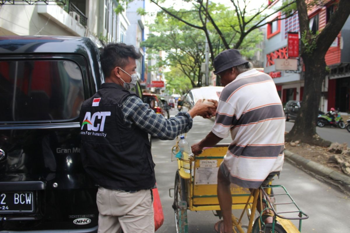 ACT-MRI Maluku berbagi makan gratis dengan pekerja harian di Ambon