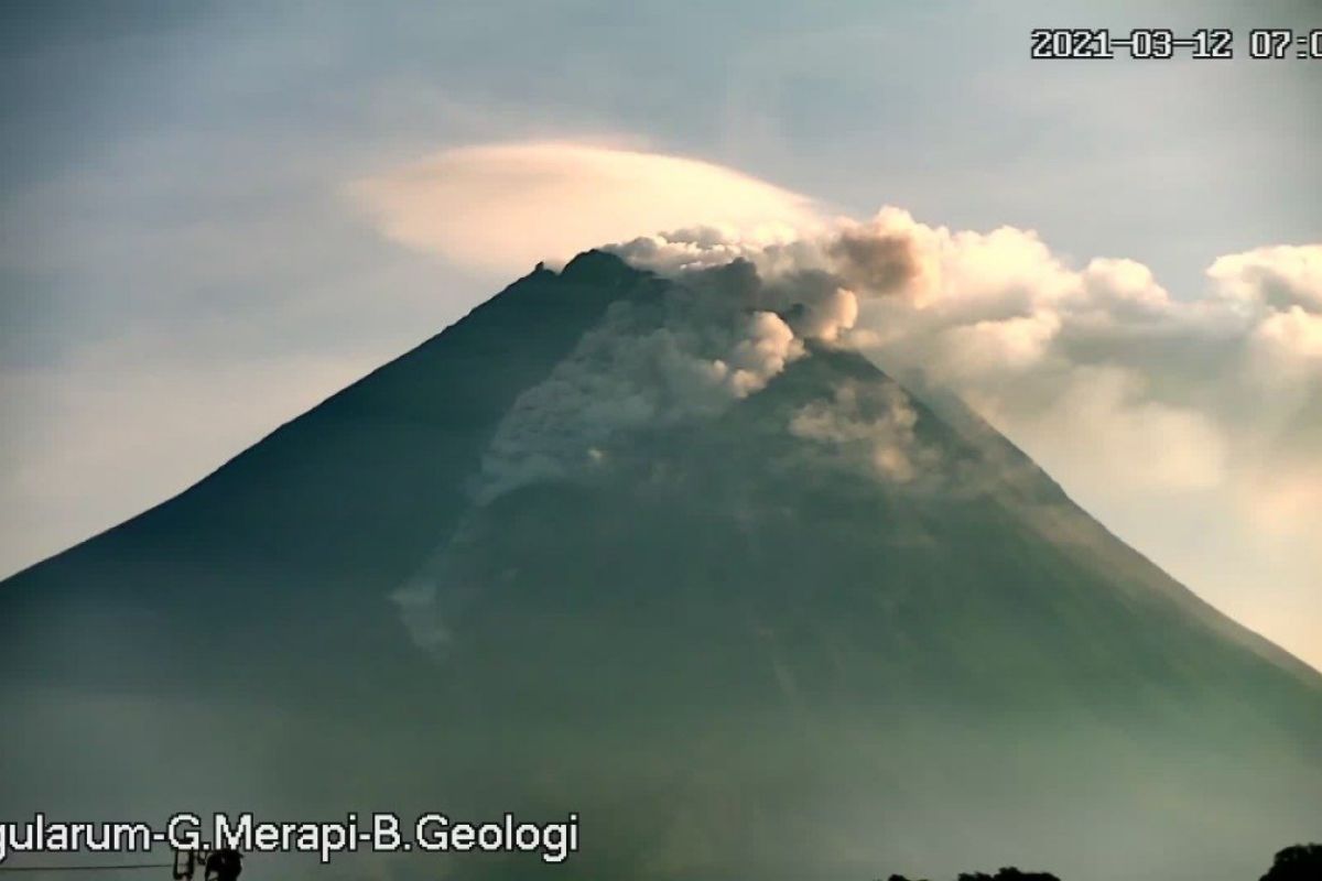 Gunung Merapi meluncurkan awan panas guguran pada Jumat pagi