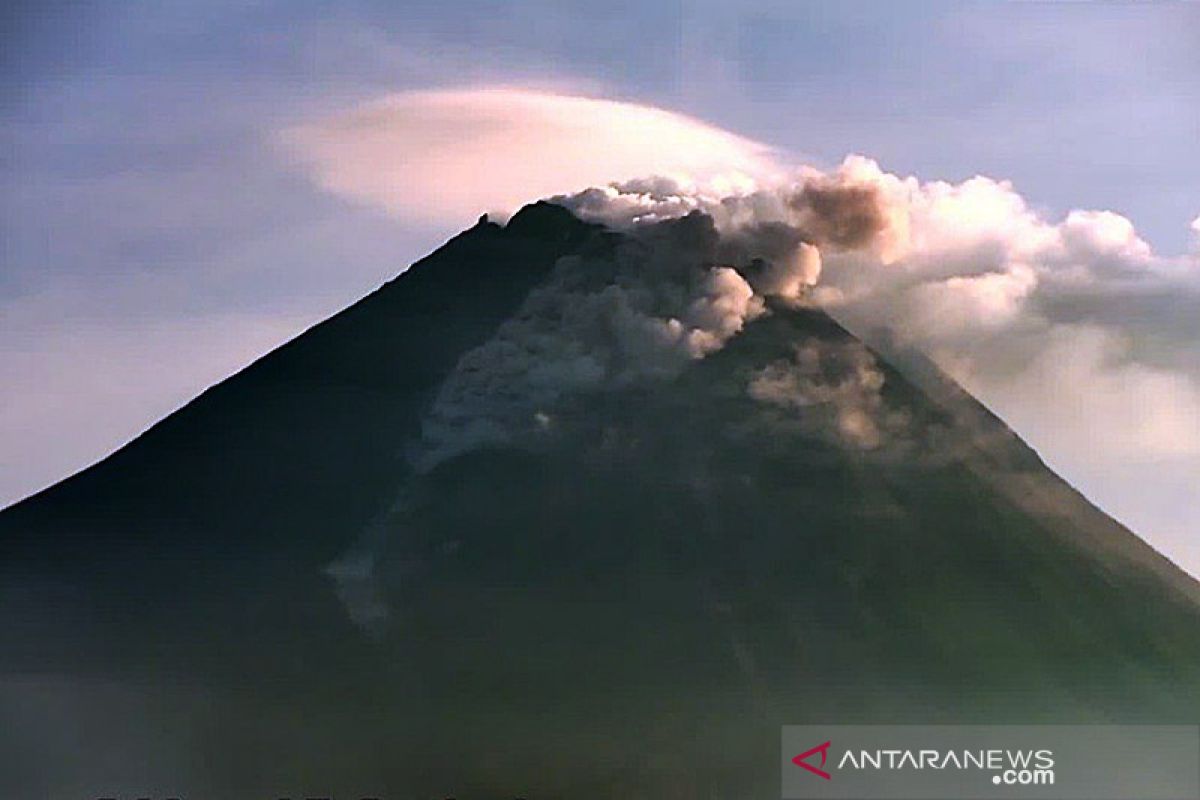 Mount Merapi emits incandescent lava 3 times as far as 900 meters