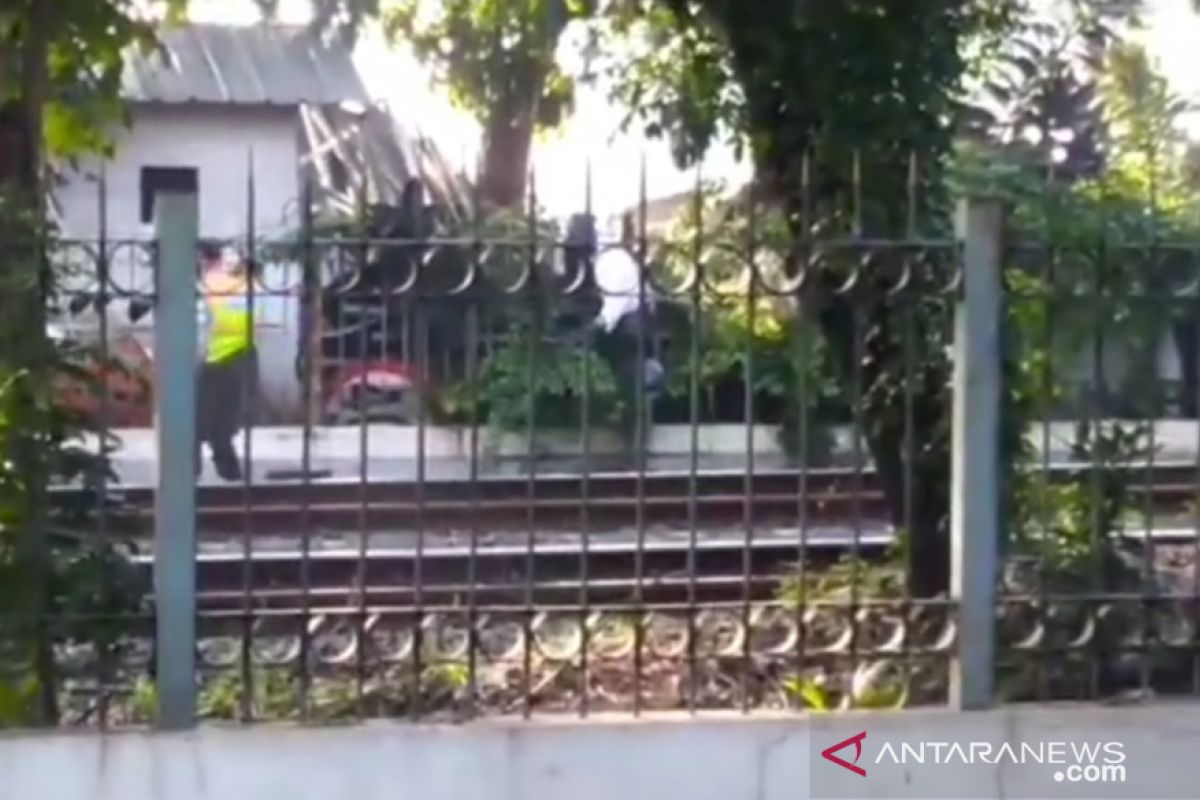 Seorang kakek ditemukan tewas tersangkut di pagar Stasiun Lenteng Agung