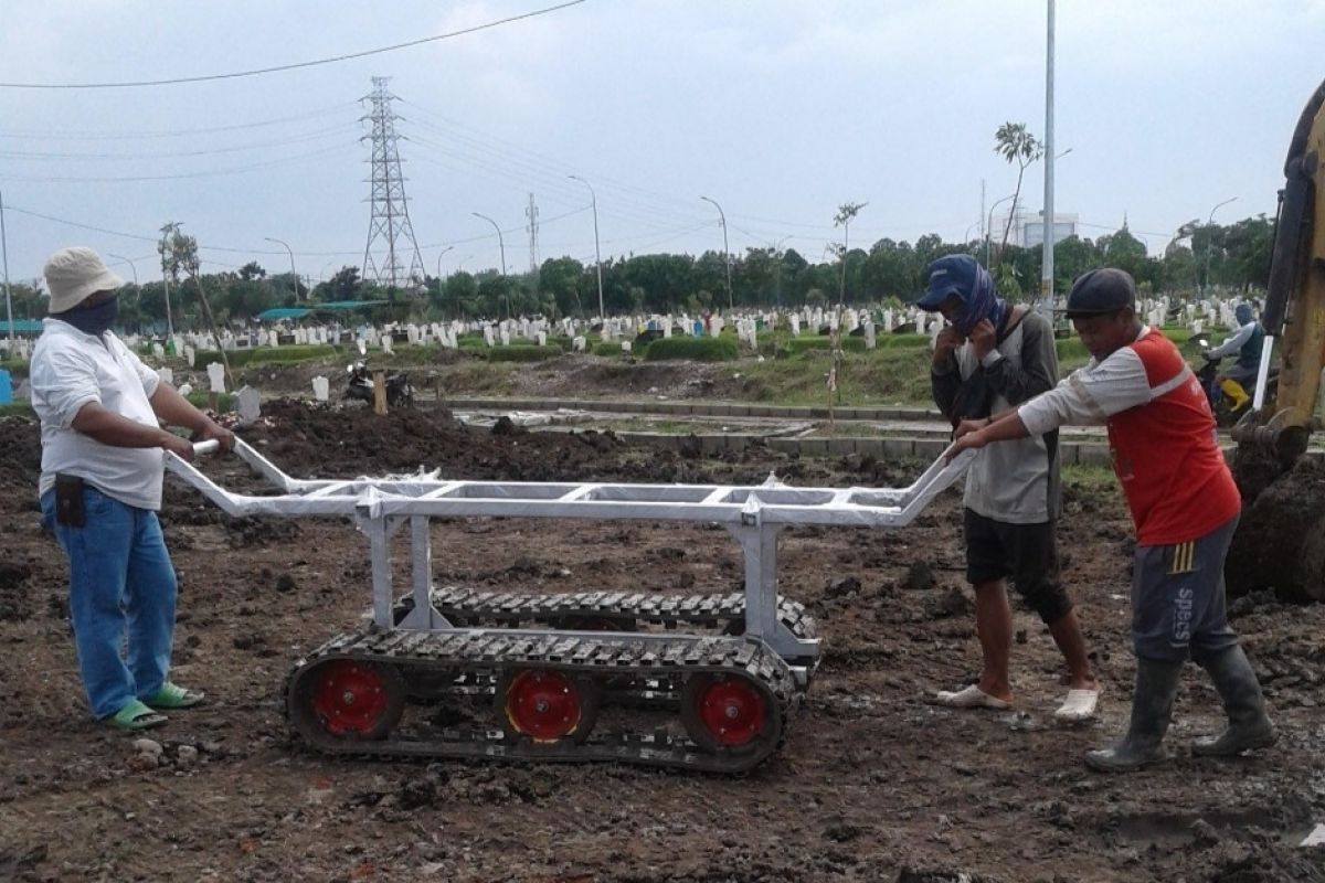 Prodi Teknik Mesin UK Petra buat troli peti jenazah dengan roda tank