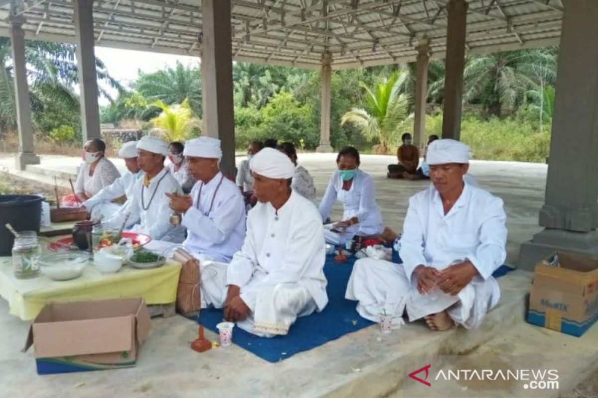 Umat Hindu di Belitung gelar upacara Melasti