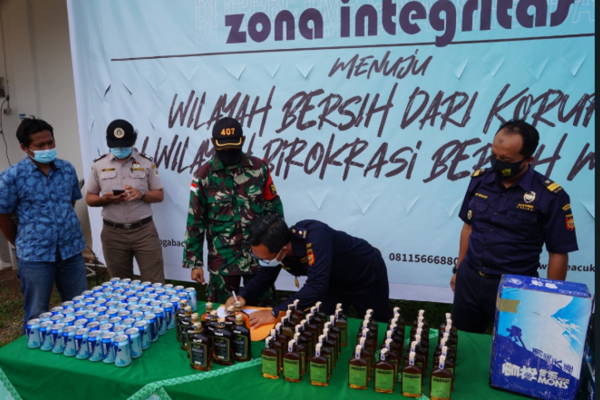 Satgas Pamtas RI-Malaysia serahkan barang ilegal ke Bea Cukai Badau