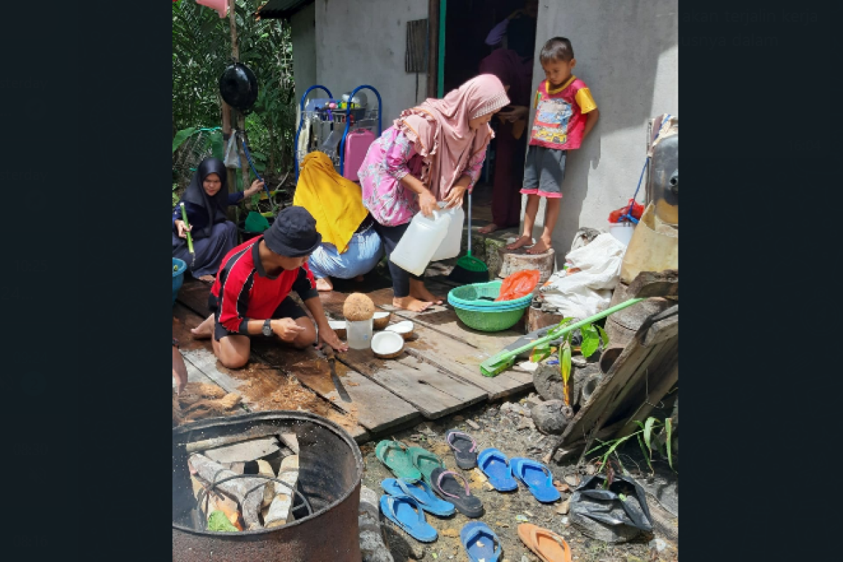 Para ibu Pengkedan bersemangat memasakan makanan untuk anggota TMMD