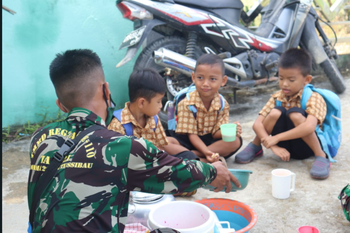 Satgas TMMD Ke 110 Kodim 1206/PSB isi waktu istirahat bersama anak-anak