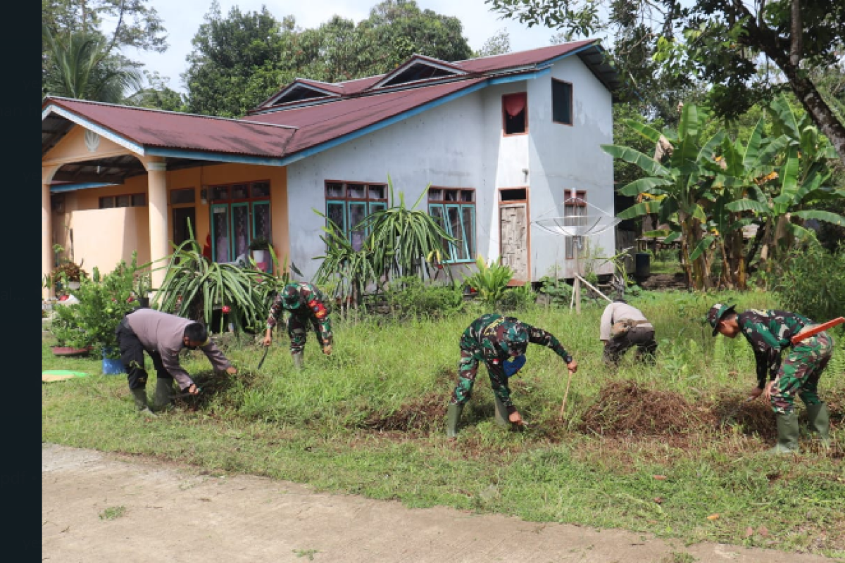 Jaga kebersihan lingkungan, Satgas TMMD bersihkan jalan Dusun Tintin Kemantan