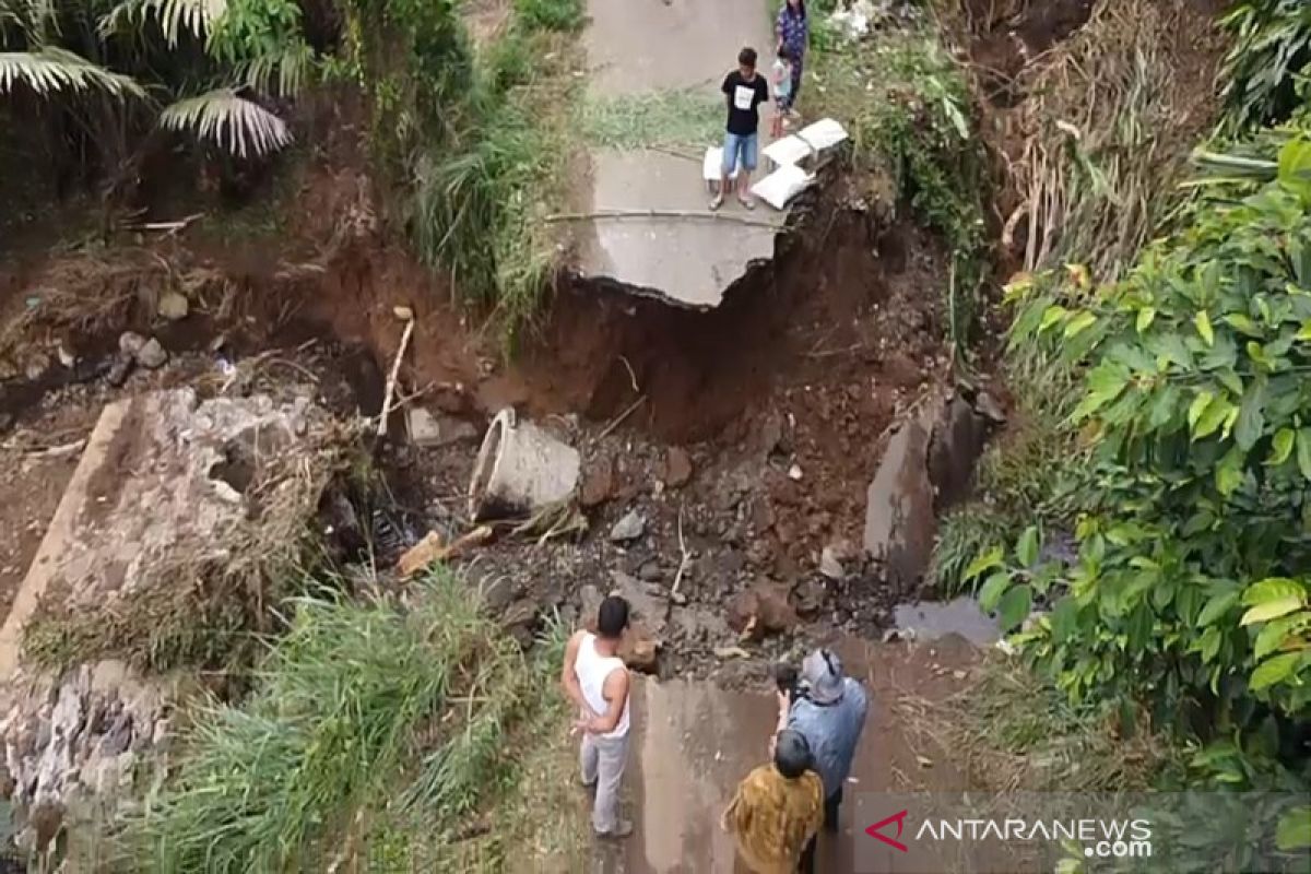 Bupati Tapsel: Jembatan bailey solusi hubungkan jalan desa yang putus dihantam banjir bandang