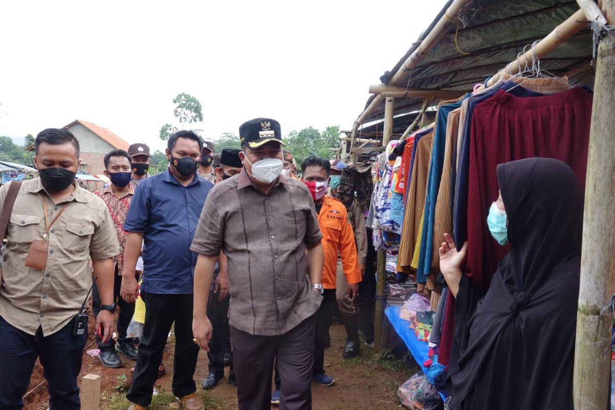 Bupati Lampung Tengah hadiri peresmian pasar kampung Kutowinangun