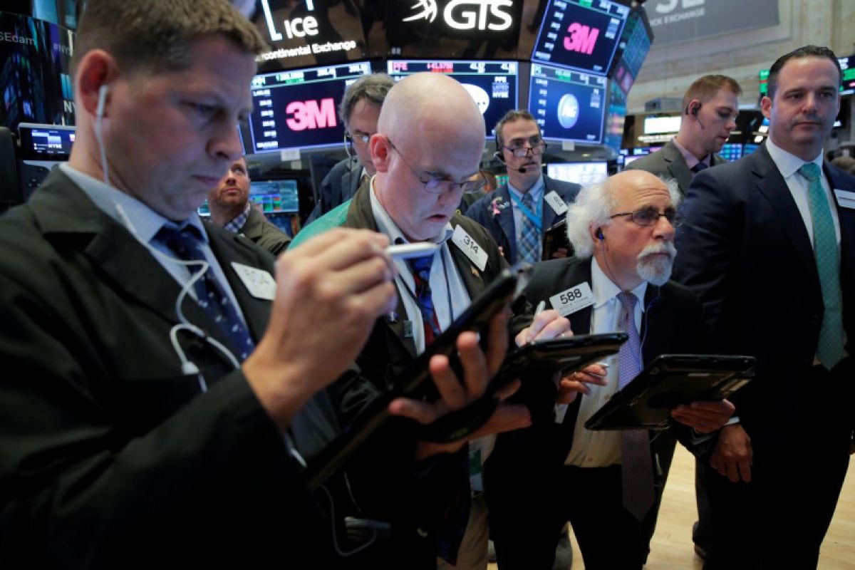 Wall Street ditutup beragam, Nasdaq terdongkrak 99 poin