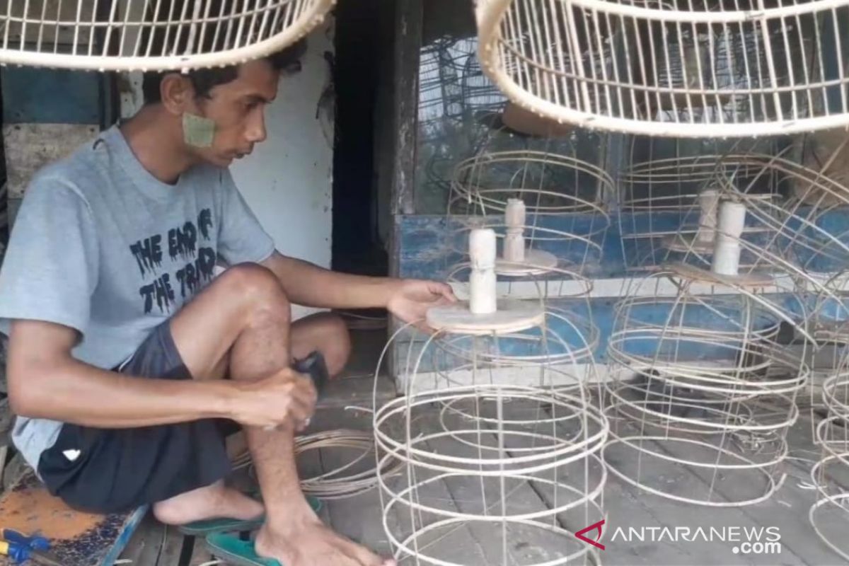 Di tengah pandemi pengrajin sangkar burung kebanjiran pesanan