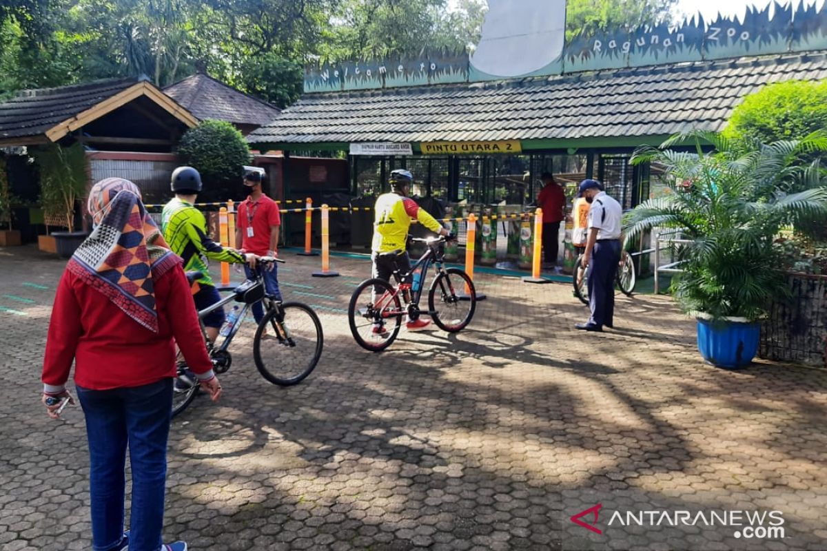 Pengunjung boleh bersepeda di dalam Ragunan