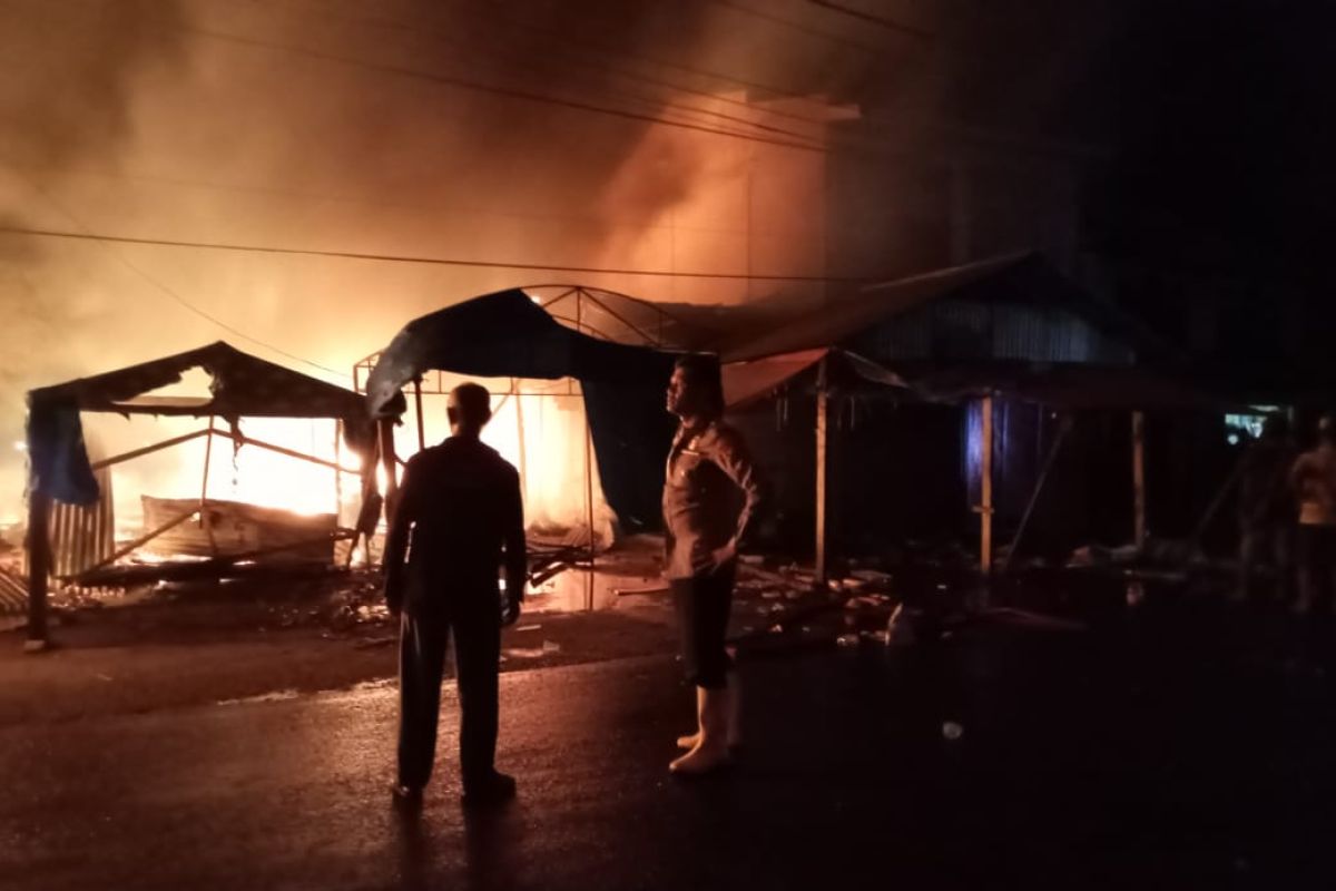 4,5 jam dilalap api, sembilan ruko di Pasar Kambang ludes