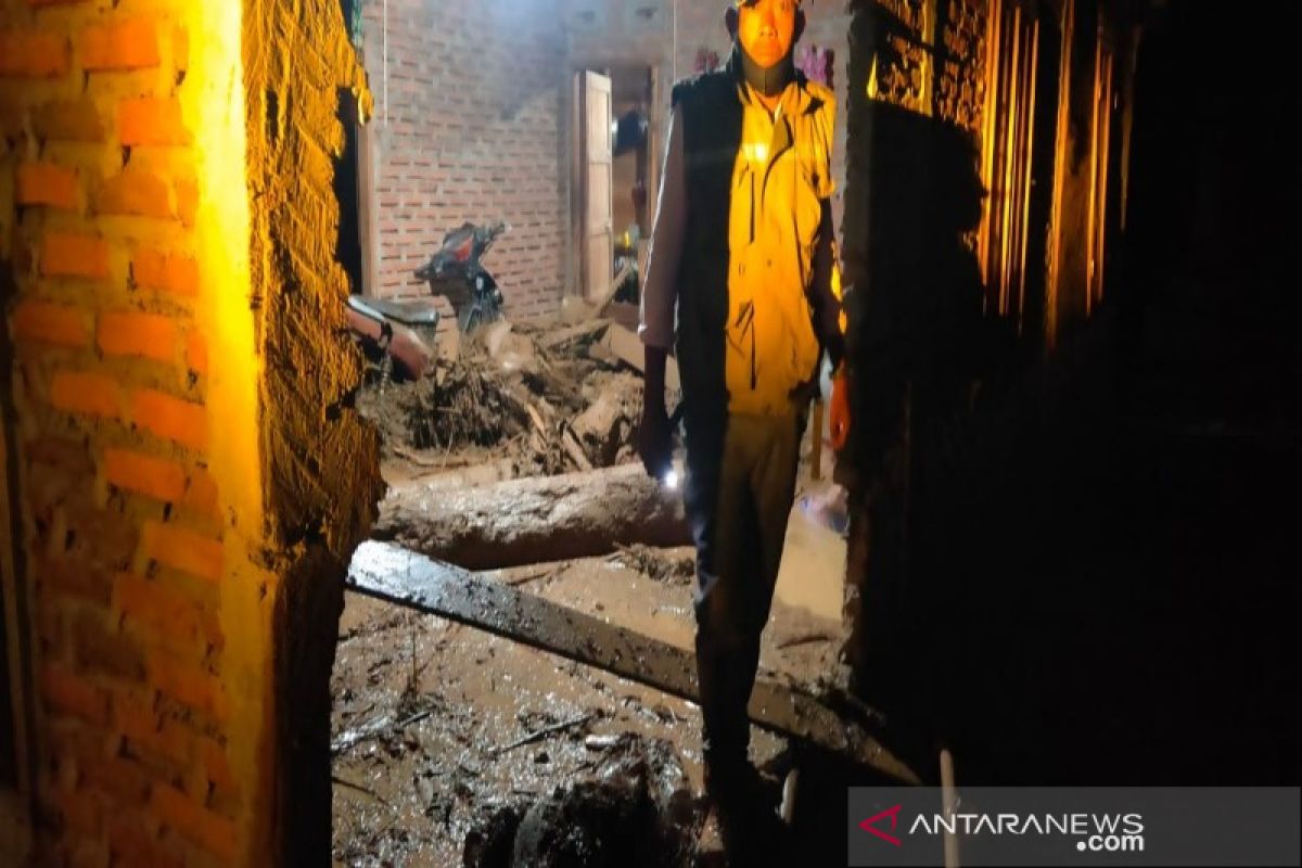 Banjir bandang di Padang Lawas sapu 7 rumah warga dan 4 kendaraan